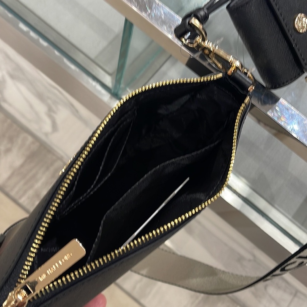 MICHAEL KORS
Jet Set Saffiano Leather Crossbody Bag with Case for Airpods Pro® - Picture 7 of 16